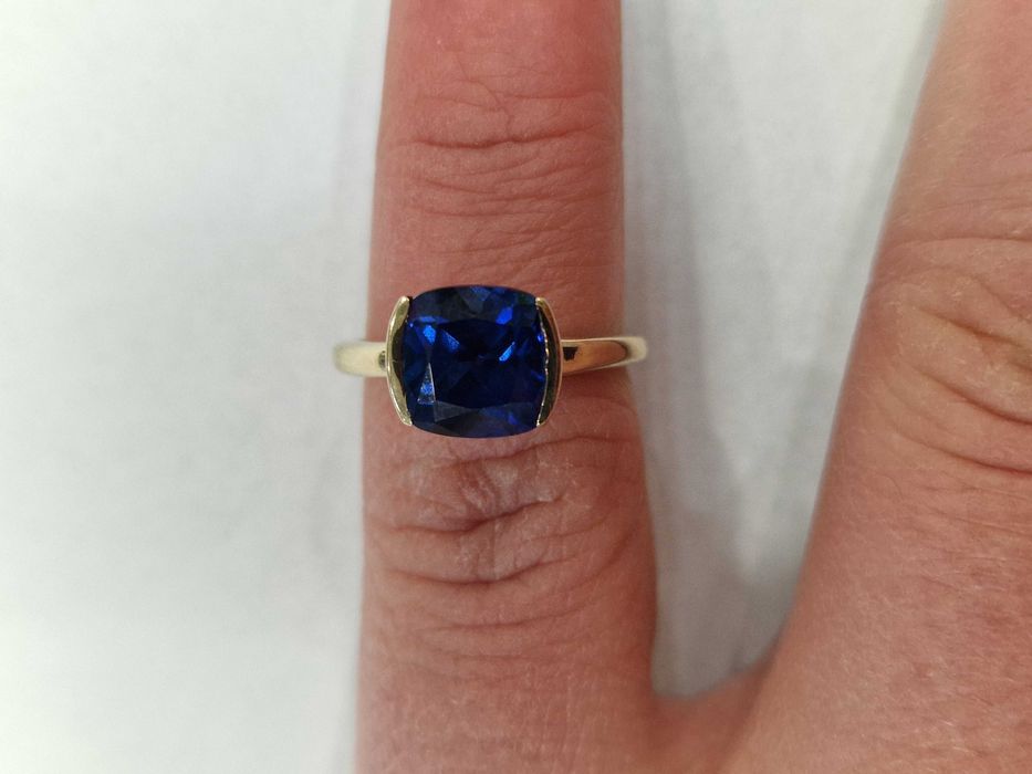 Złoty pierścionek damski/ 375/ 2.45 gram/ R9/ Szafir/ od W.KRUK