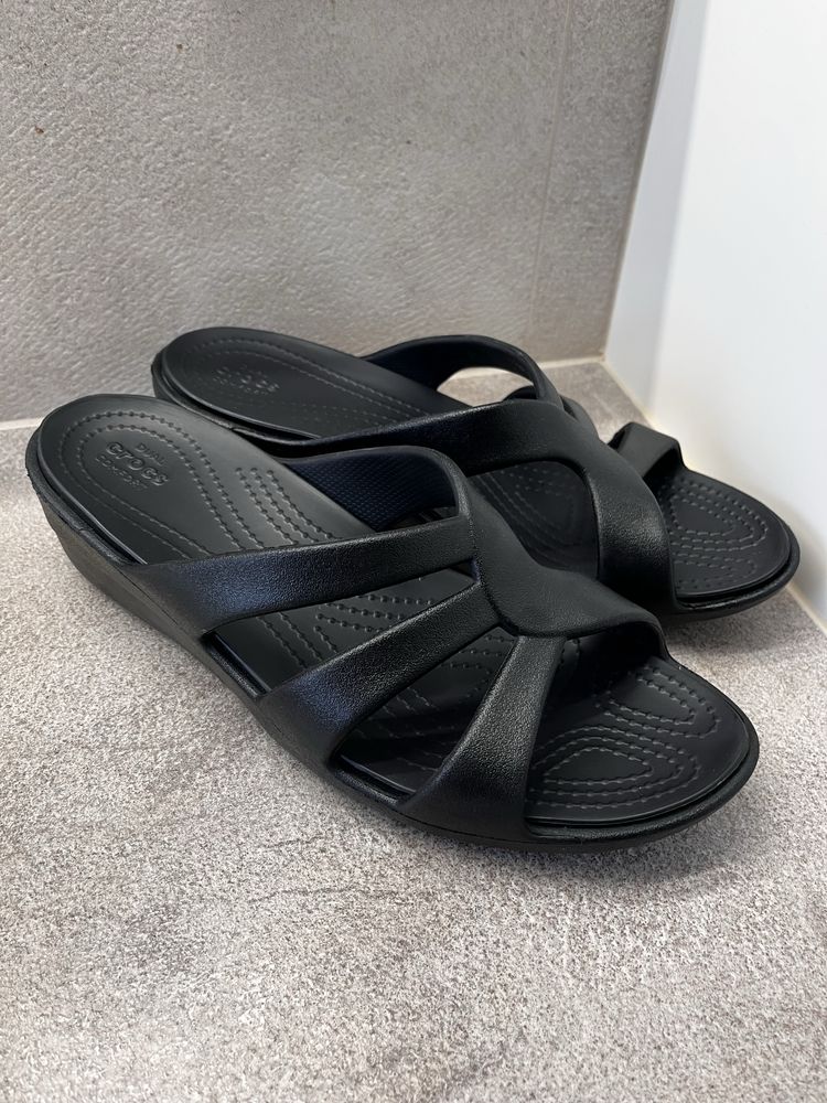 klapki crocs Sanrah Strappy Wedge 204010 czarne