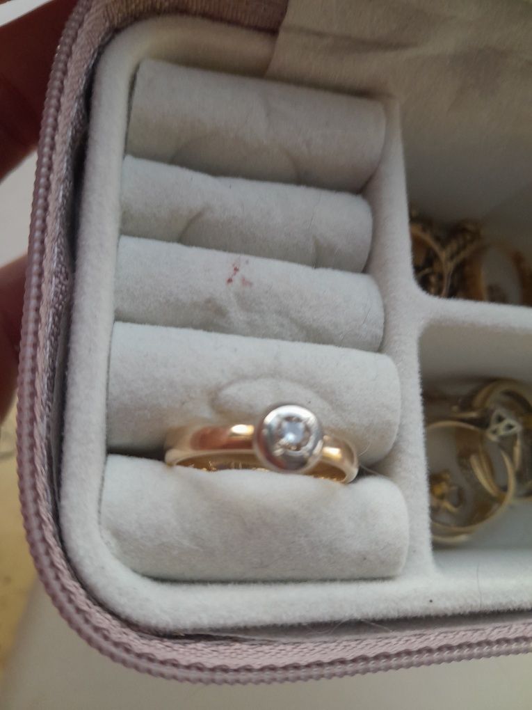 Złoty pierścień z brylantem ,certyfikat
