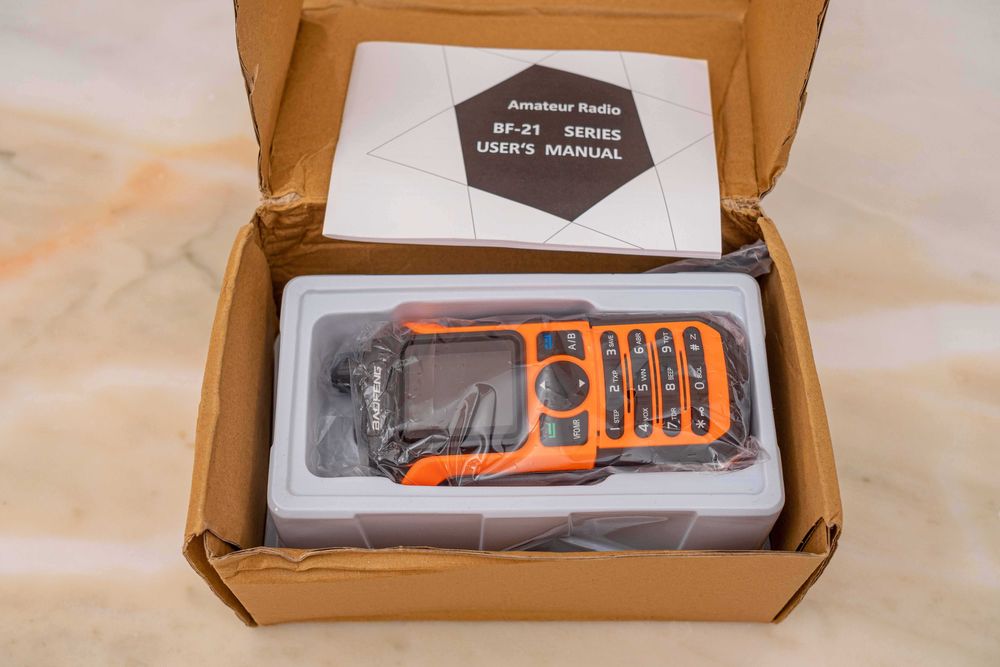 Radio amador tribanda! Walkie-talkie Baofeng BF-21 de 6W, ecran a core