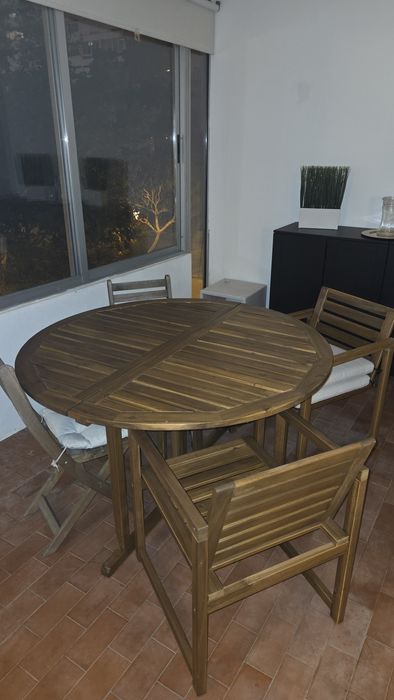 Mesa + 4 cadeiras (pagamento a numerário)