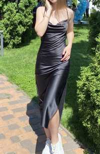 чорна сукня з боковим вирізом та відкритою спиною