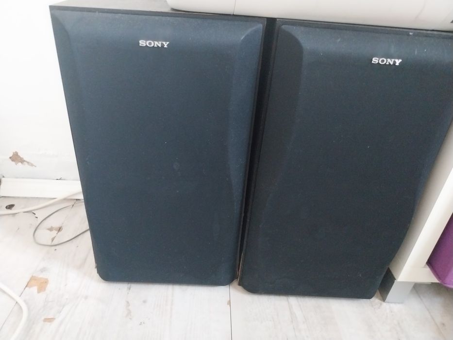 Radio e leitor de CD da marca Sony com 2 colunas