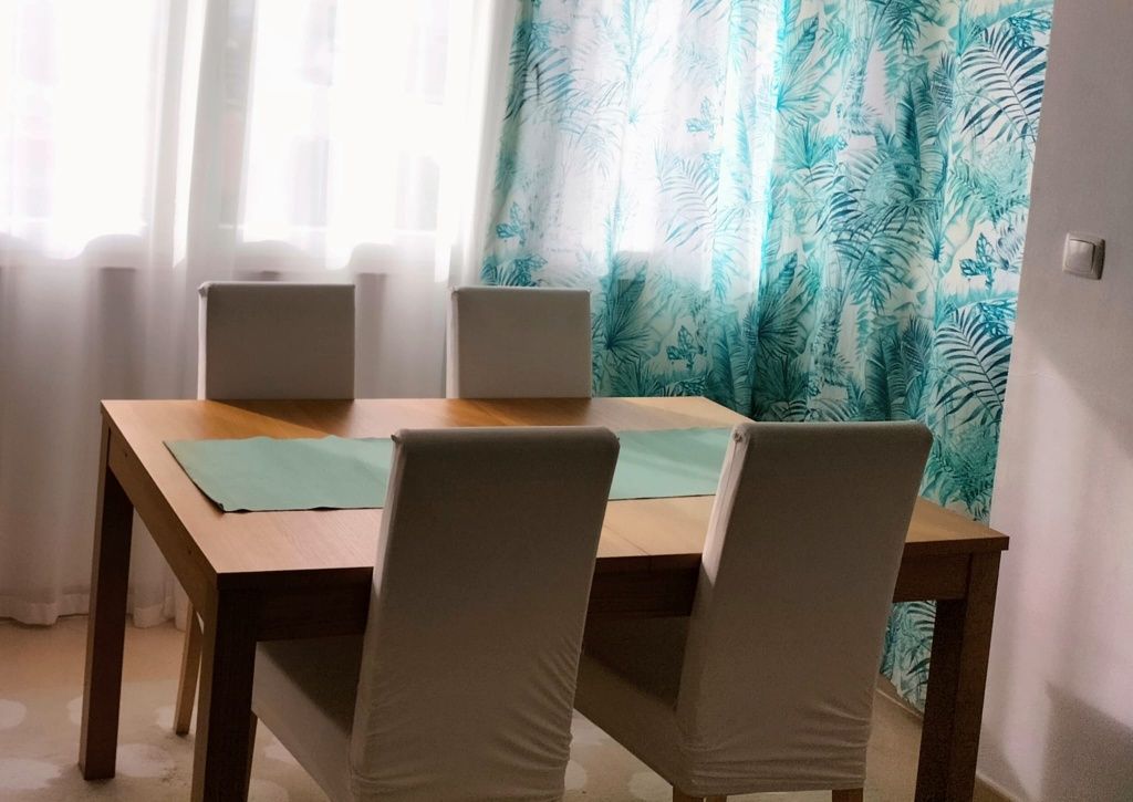 Mesas de Jantar com 4 Cadeiras cada