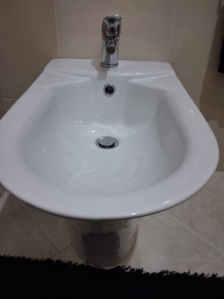 Bidé com torneira