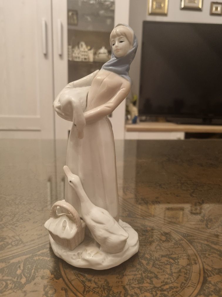 Porcelanowa figurka gęsiarki  - Wschodnie Niemcy