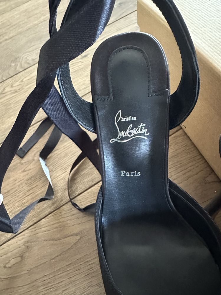 Ekskluzywne szpilki Christian Louboutin – model z czerwoną podeszwą