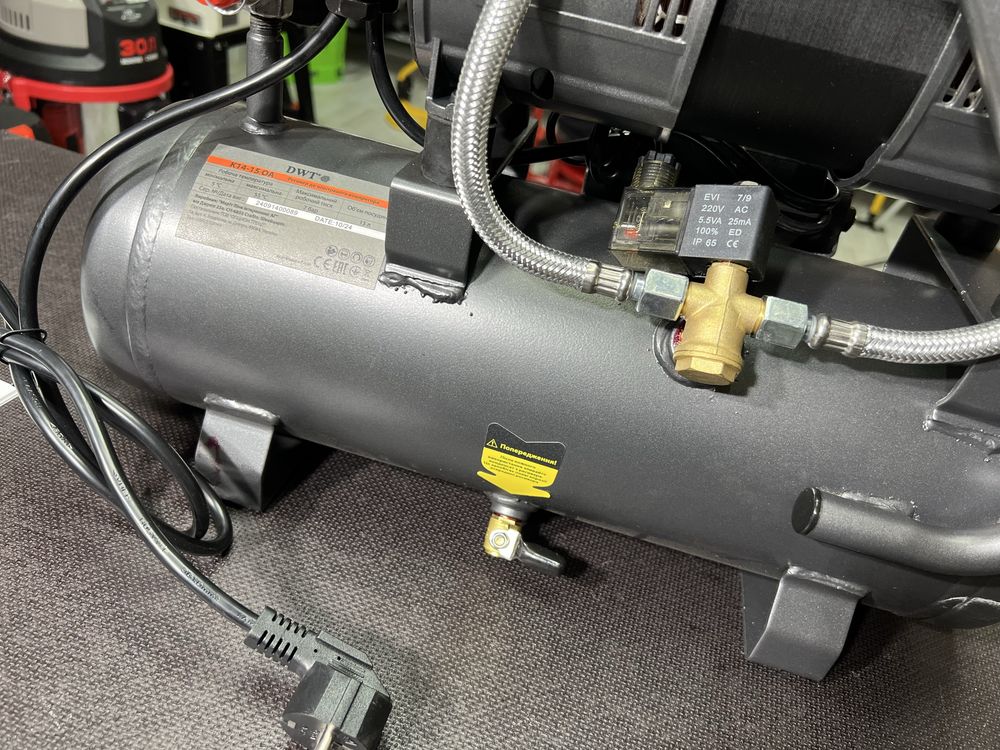 Безмаслянный воздушный компрессор DWT STP K14-15 OA-AL