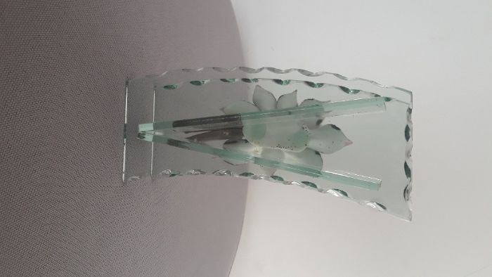 Jarrinha em vidro recortado com aplique floral - peça decorativa