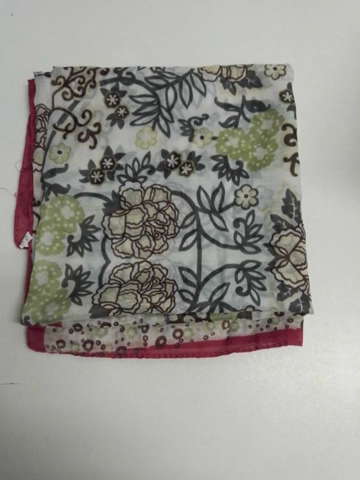 Echarpe branca com outras cores