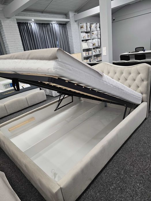 Łóżko zdobione cyrkoniami 160x200 ze stelażem metalowym i pojemnikiem