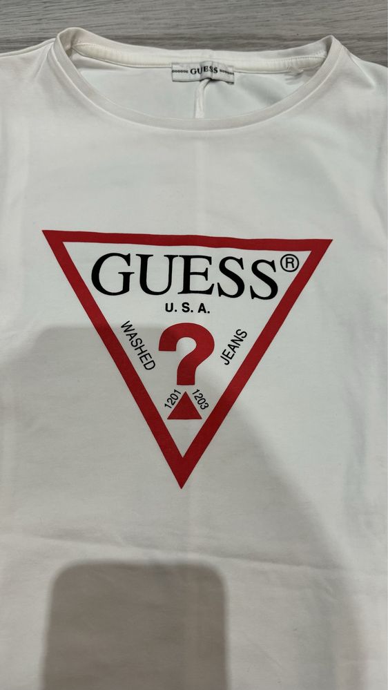 Śliczne body oryginalne guess białe z dużym logo rozm.XS