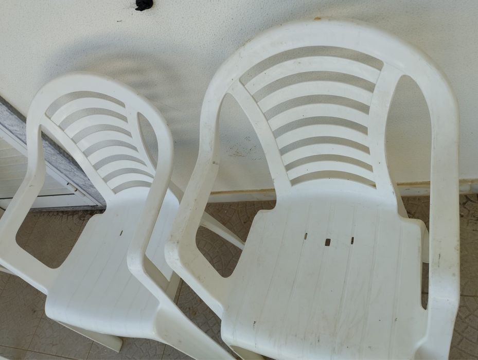 Cadeiras brancas pvc