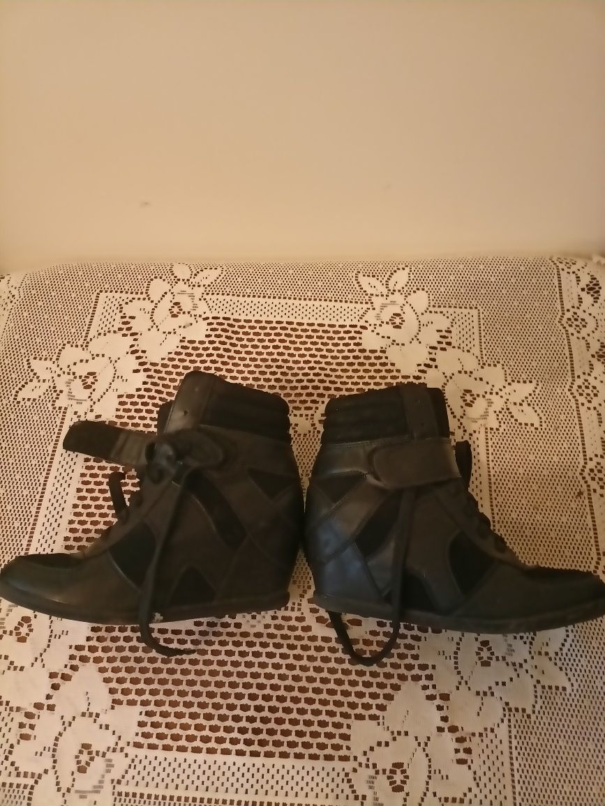 Czarne sneakersy na koturnie
