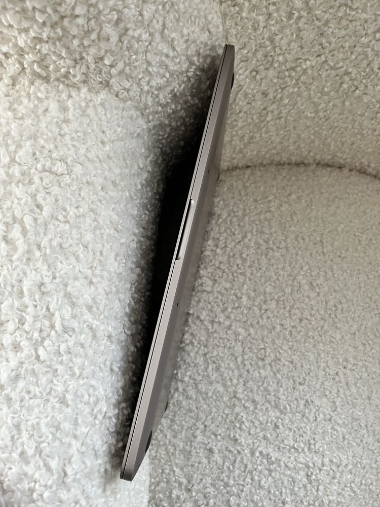 Macbook pro 15 2018 touch bar core i7 16/512gb Radeon pro 560x 4gb