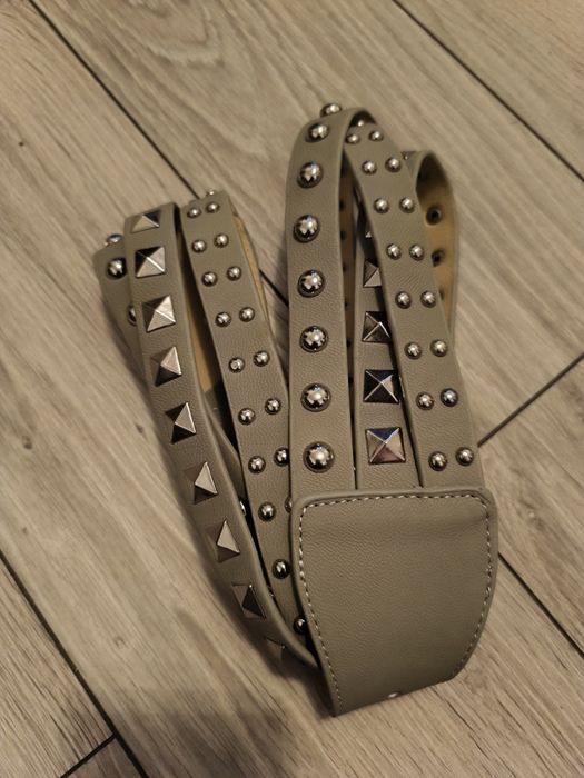 Pasek damski z metalowymi elementami