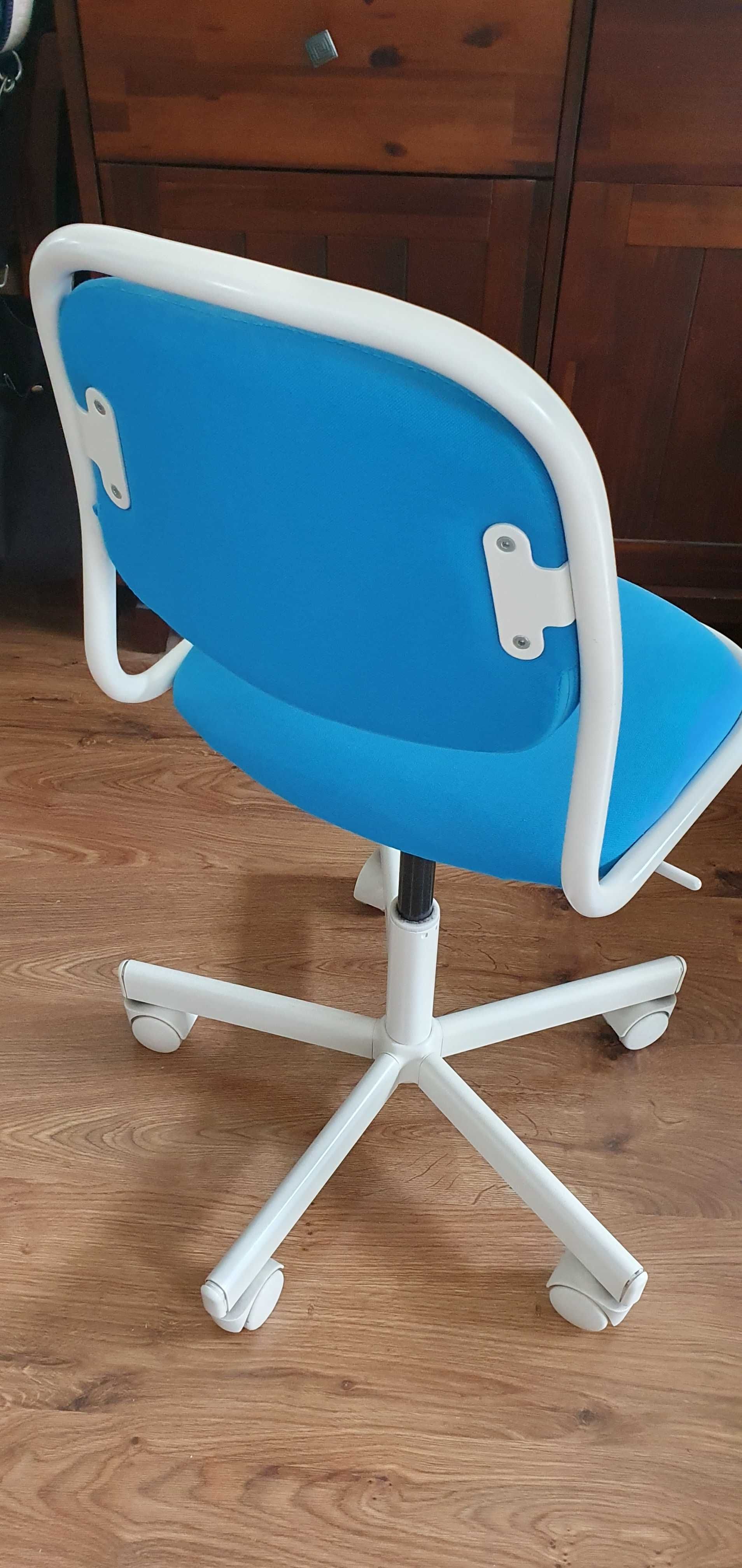 Krzesło obrotowe ÖRFJÄLL z IKEA dla dziecka.