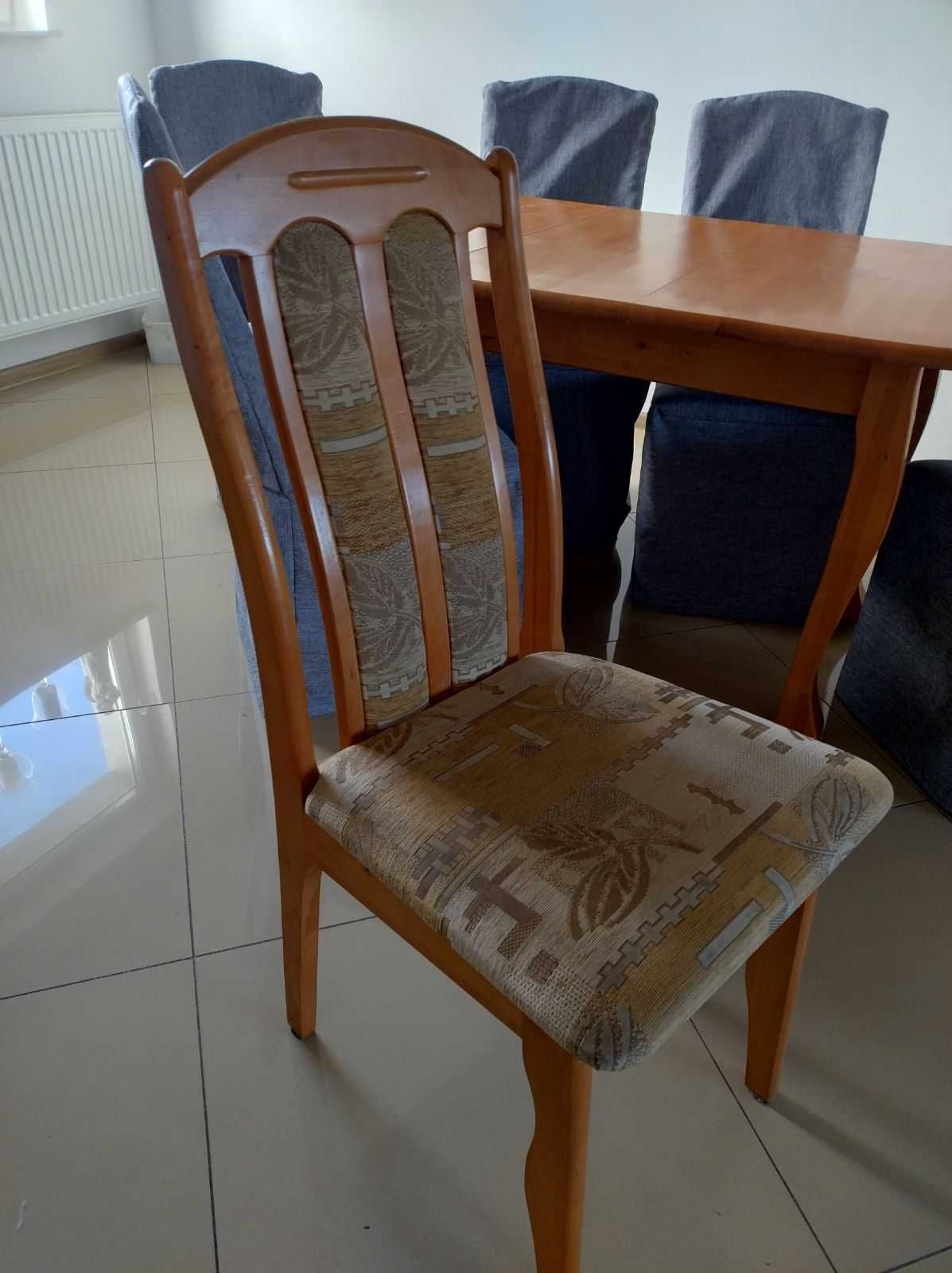 Rozkładany stół z krzesłami