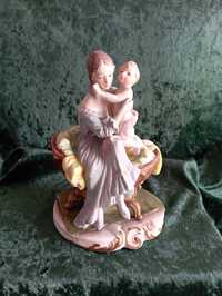 Figurka  Kobieta z dzieckiem Porcelana