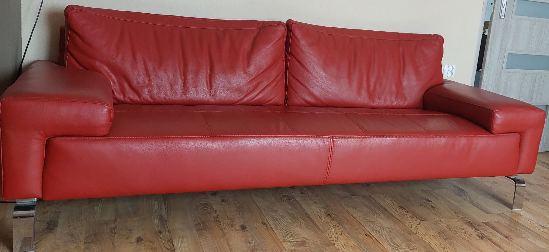 Czerwona skórzana sofa