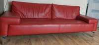 Czerwona skórzana sofa