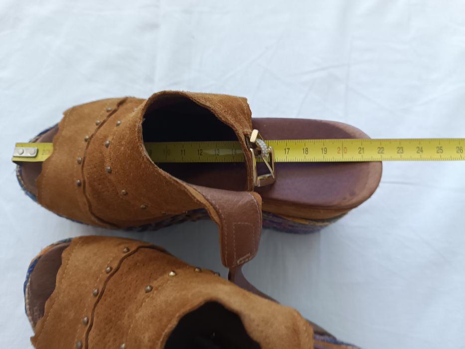 Sandálias compensadas