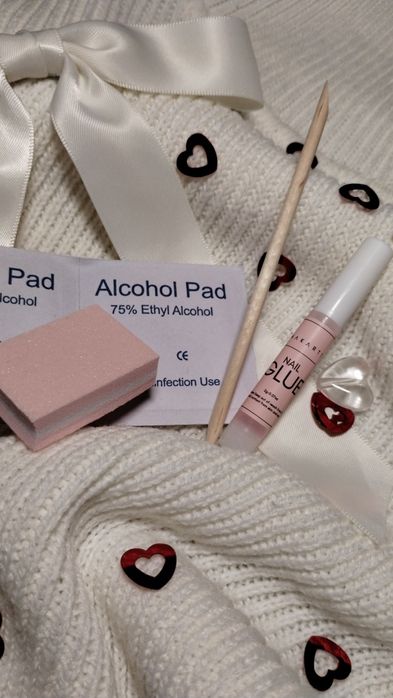 Serduszkowe press on nails, czerwone tipsy, sztuczne paznokcie serca