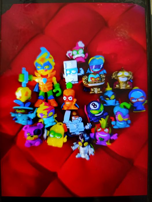 Super zings figurki , komplet 18 szt, jak nowe