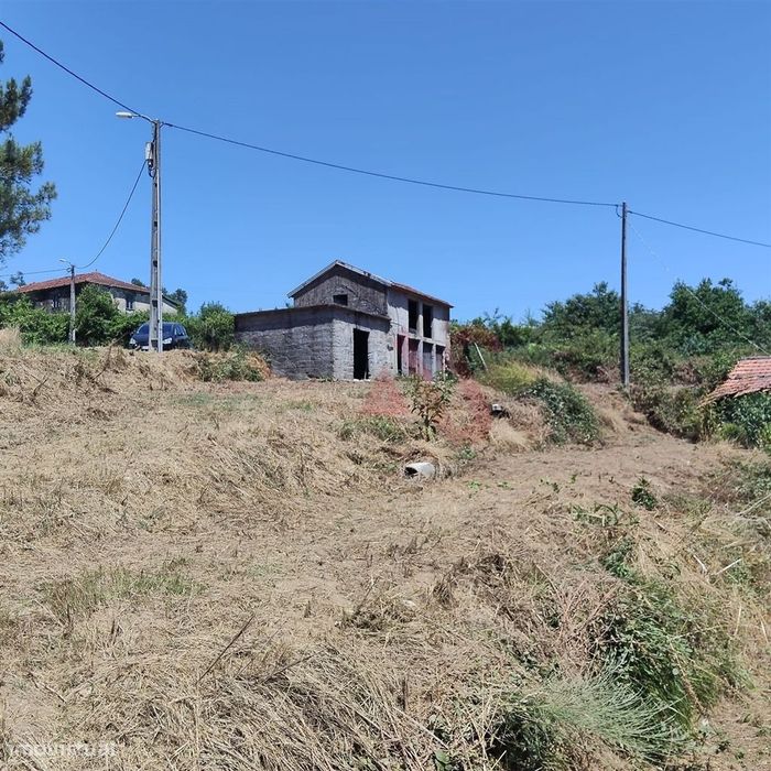 Moradias para restaurar com terreno de 41.214 m² em Borba de Godim, Fe