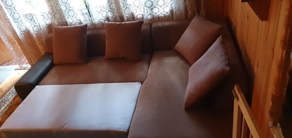 Narożnik z funkcją spania i pojemnikiem plus poduchy