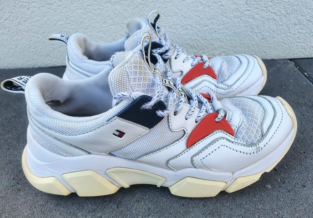 TOMMY HILFIGER sneakersy białe adidasy lekkie wyższa podeszwa 36 logo