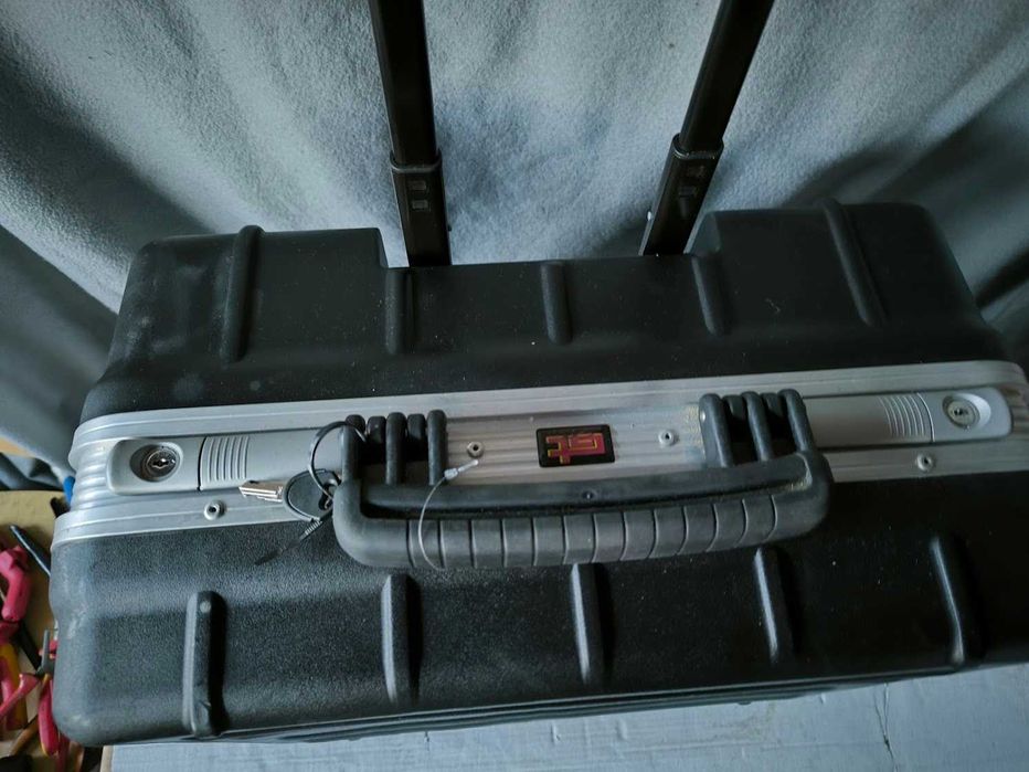 Walizka narzędziowa GT + narzędzia na kółkach z kluczem