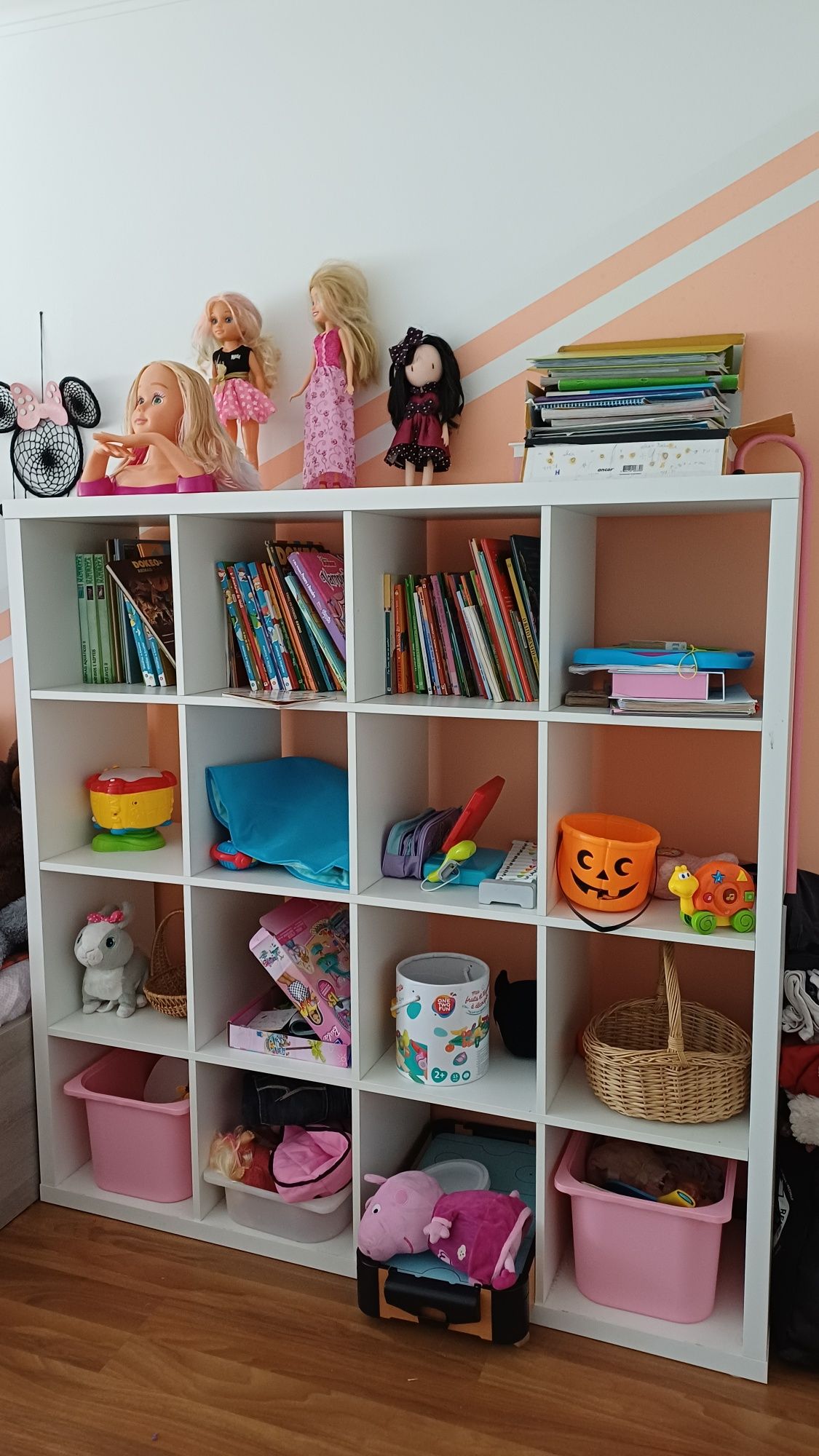 Estante Ikea de 16 espaços