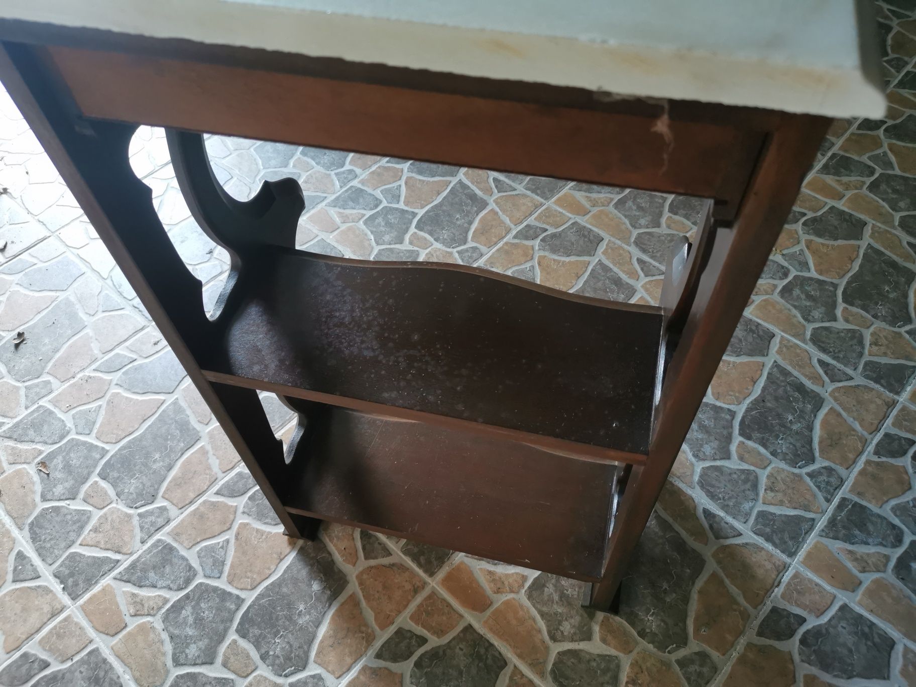 Móvel em mogno com pedra mármore