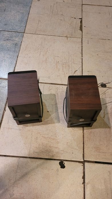 Małe drewniane kolumny