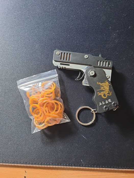 Pistolinha de brincar com elásticos