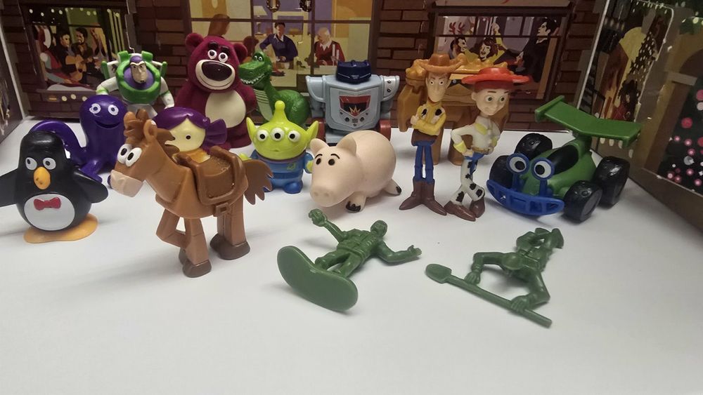 Продам полную серию истории игрушек