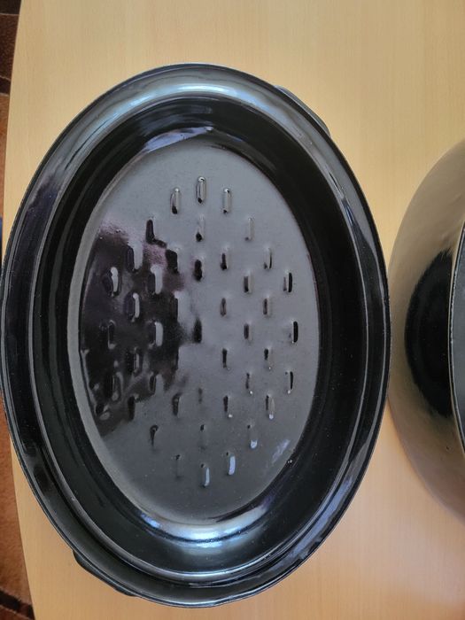 Żeliwna duża czarna brytfanna