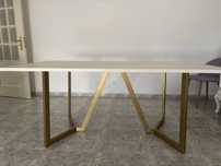 Mesa de jantar branca com pes dourados
