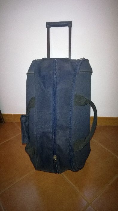 Mala de viagem em bom estado e barata