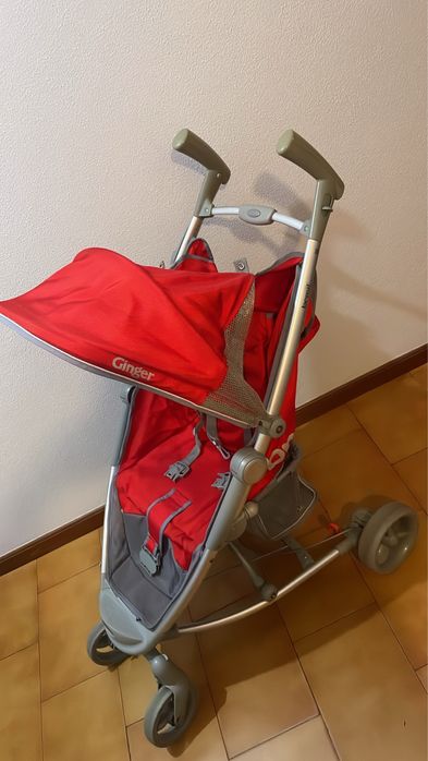 Carrinho de bebe vermelho