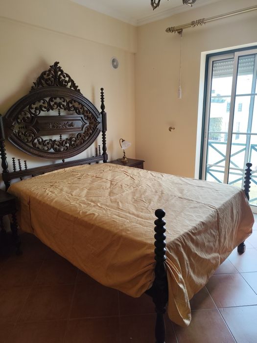 Quarto Comp. em Madeira Maciça Entalhada – Cama, Mesas, Cómoda e Roup.