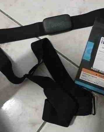 Pulsometr, czujnik tętna z paskiem na klatkę piersiową.