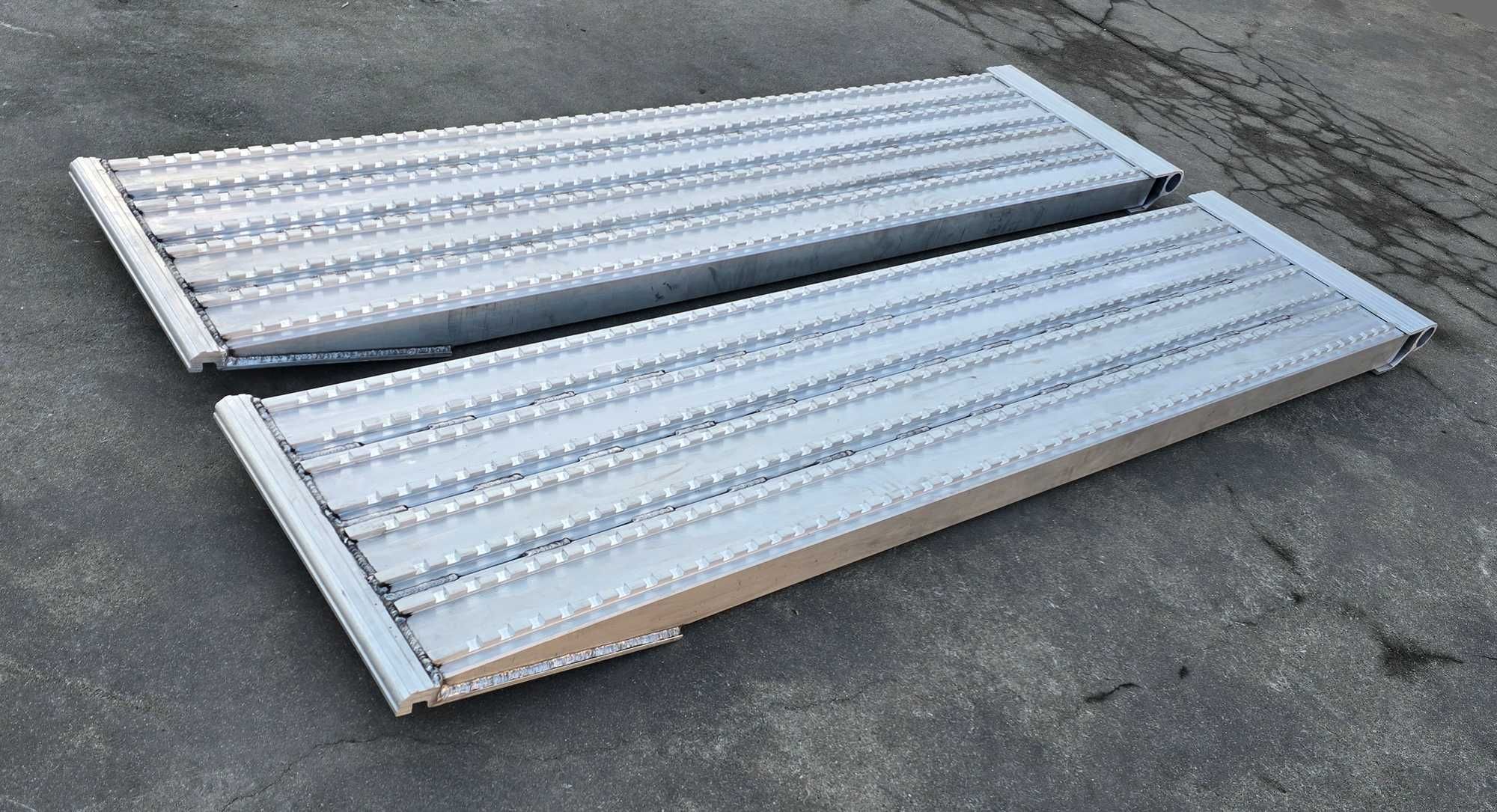 Najazdy aluminiowe PROFESSIONAL 2400x600x90mm mocowanie na rurę 15 ton