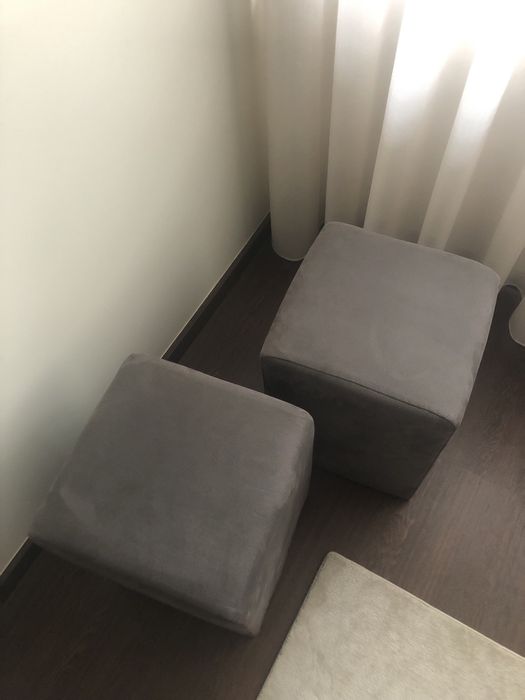 Dois Pufes em veludo