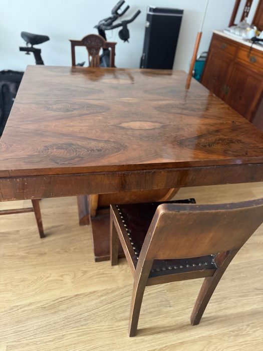 Mesa de madeira e cadeiras