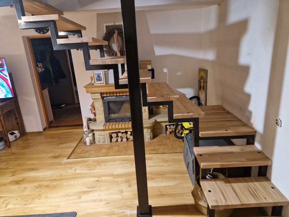 Schody metalowe z drewnianymi stopniami