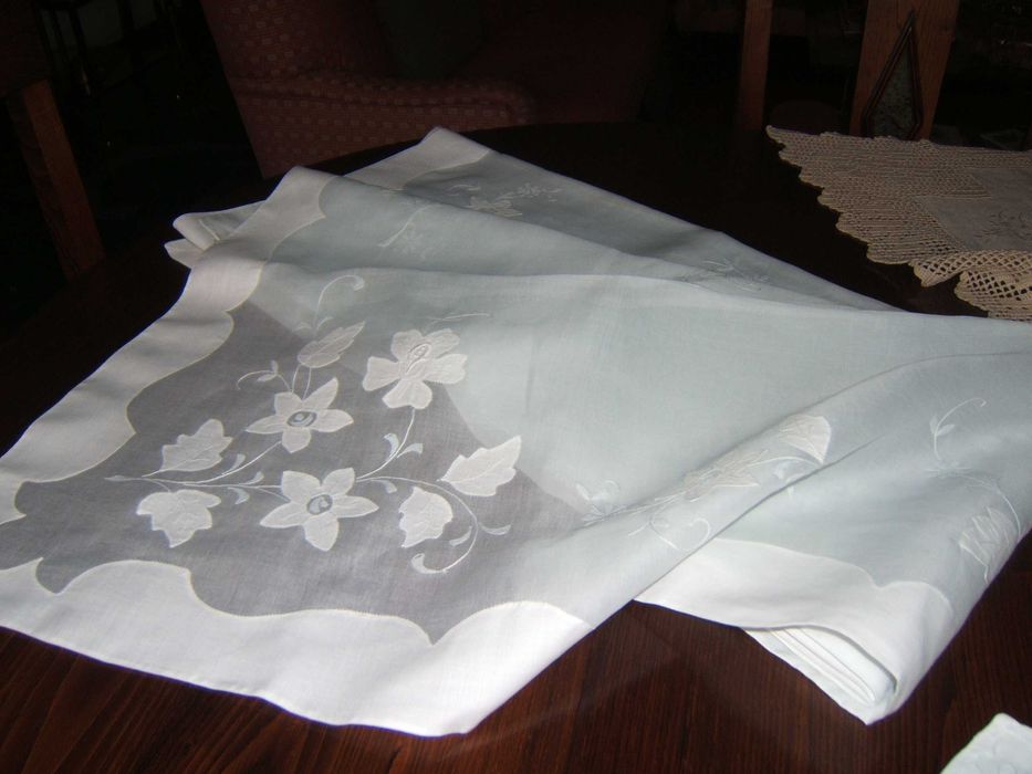 Toalha da Madeira em linho e organdi bordada