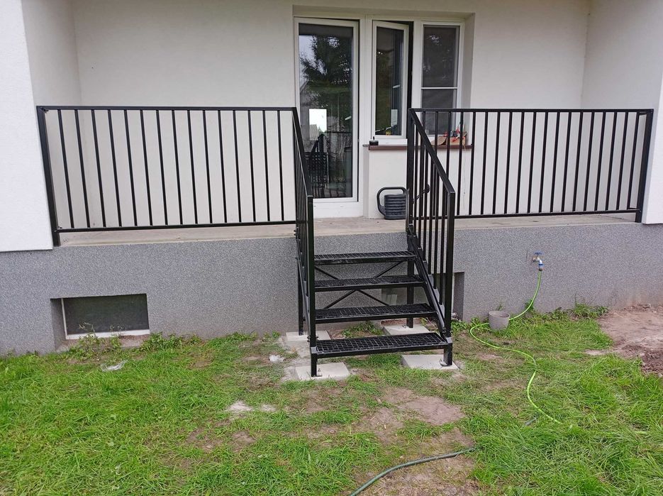 Schody metalowe do domu na taras balkon malowane ocynkowane krata wema