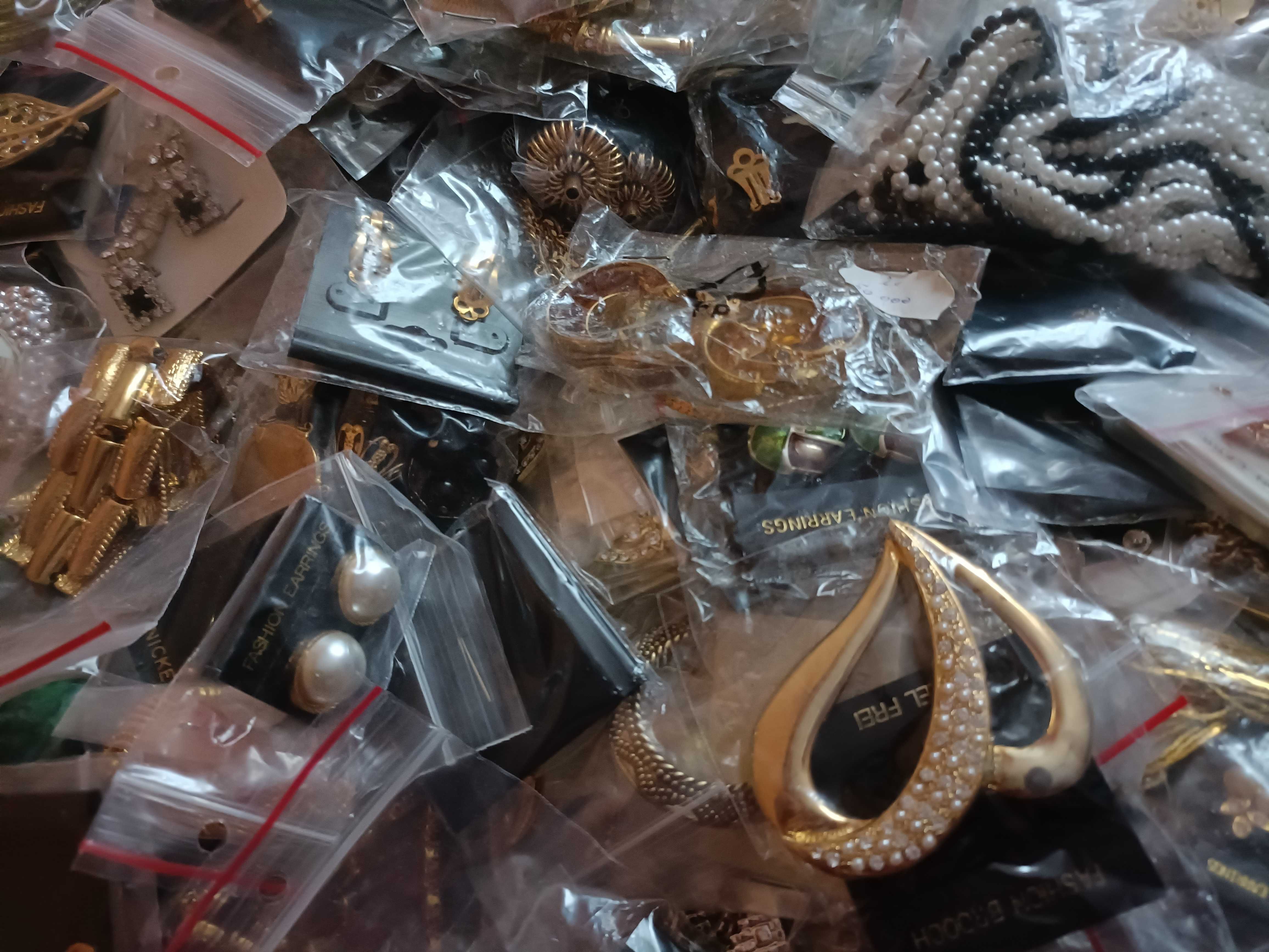 Biżuteria około 2000 SZTUK Naszyjniki, Kolczyki, Wisiorki, Bransoletki